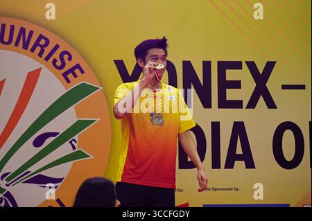 22 gennaio 2023, nuova Delhi, Delhi, India: Kunlavut Vitidsarn, giocatore di badminton thailandese, poggia con la sua medaglia dopo aver vinto contro il giocatore di badminton danese Viktor Axelsen durante la finale maschile dello Yonex Sunrise India Open 2023 a nuova Delhi. (Immagine di credito: © Kabir Jhangiani/ZUMA Press Wire) Foto Stock