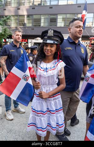 Atmosfera durante la 43a Parata annuale del giorno dei Domenicani sulla 6th Avenue a Manhattan, New York, NY il 10 agosto 2025. Foto Stock
