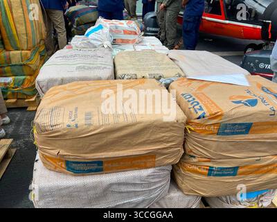 17 febbraio 2022: Pacchi di cocaina e marijuana sono impilati sul ponte della Guardia Costiera degli Stati Uniti Cutter James Thursday, 17 febbraio 2022. (Immagine di credito: © David Goodhue/Miami Herald tramite ZUMA Press Wire) Foto Stock