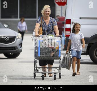 29 agosto 2023, New Port Richey, Florida, Stati Uniti: Susan Bailey, 65, di Odessa, cammina fino al suo veicolo dopo aver comprato provviste e generi alimentari al Walmart Tuesday, 29 agosto 2023, a New Port Richey, Florida. Bailey ha detto che era preparata per l'uragano Idalia, ma dato che altri amici stanno arrivando per restare, aveva bisogno di fare un altro viaggio. (Immagine di credito: © Chris Urso/Tampa Bay Times tramite ZUMA Press Wire) Foto Stock