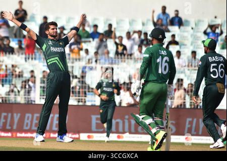 31 ottobre 2023, Kolkata, India: Shaheen Afridi pakistano celebra il wicket del Bangladesh durante la partita della ICC Men's Cricket World Cup tra Pakistan e Bangladesh all'Eden Gardens Stadium. Il 31 ottobre 2023 a Kolkata, India. (Immagine di credito: © Dipa Chakraborty/eyepix via ZUMA Press Wire) Foto Stock
