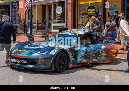 Jonesborough, Tennessee, Stati Uniti - maggio 4,2025: Le persone guardano una Corvette avvolta nelle scene di Star War mentre partecipano all'evento del centro cittadino ai tempi di Tennesse Foto Stock
