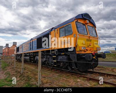 Locomotiva diesel classe 66 66305 in attesa al porto di Blyth a North Blyth, Northumberland, Regno Unito Foto Stock