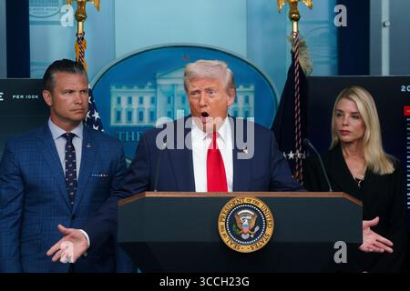 Il presidente DEGLI STATI UNITI Donald Trump (C) con il segretario alla difesa degli Stati Uniti Pete Hegseth (L) e il procuratore generale degli Stati Uniti Pam Bondi (R) si rivolge ai media nella James S. Brady Press Briefing Room della Casa Bianca, Washington, DC, USA, 11 agosto 2025. Il presidente Trump annuncerà il dispiegamento della Guardia Nazionale a Washington DC come parte di una strategia di riduzione del crimine. Credito: Will Oliver/Pool tramite CNP Foto Stock