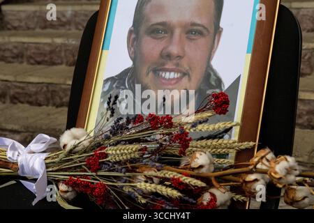 18 aprile 2023, Pidhirtsi, Ucraina: Al momento della sua morte Artur Asadov era un comandante del Carpazio Sich, una compagnia antincendio della 49th Specialized Motor Brigade. Artur Asadov nacque il 31 marzo 1995 e morì il 9 aprile 2023. Voleva diventare un regista dopo la guerra. Voleva essere padre. Aveva 28 anni. (Immagine di credito: © Gabriel Romero/ZUMA Press Wire) Foto Stock