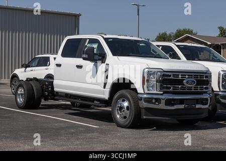 Kokomo - 10 agosto 2025: Ford F-350 Super Duty DRW 4X4 Crew chassis Cab presso una concessionaria. Ford offre l'F350 con un motore DEVCT V8 da 7,3 litri. IL MIO: 2026 Foto Stock