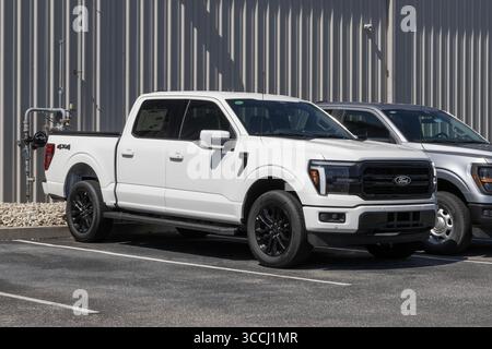 Kokomo - 10 agosto 2025: Esposizione Ford F-150 4X4 Supercrew presso una concessionaria. Ford offre l'F150 con un motore V6 EcoBoost da 3,5 litri. IL MIO: 2025 Foto Stock