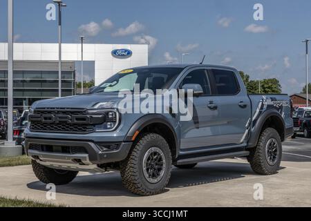Kokomo - 10 agosto 2025: Esposizione Ford Ranger Raptor Supercrew 4X4 presso una concessionaria. Ford offre il Ranger con un motore EcoBoost da 3,0 litri. IL MIO: 2024 Foto Stock