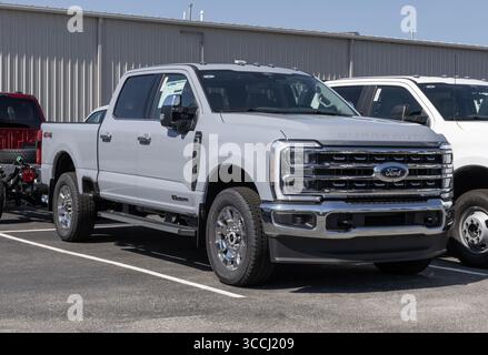 Kokomo - 10 agosto 2025: Display Crew Cab Ford F-250 Super Duty SRW 4X4. Ford offre l'F250 con un motore V8 diesel con corsa di 6,7 litri. IL MIO: 2025 Foto Stock