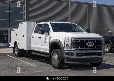 Kokomo - 10 agosto 2025: Ford F-550 4X2 DRW CREW chassis Cab con Knapheide Utility Bed. Ford offre l'F550 con un motore DEVCT V8 da 7,3 litri. IL MIO: 2024 Foto Stock