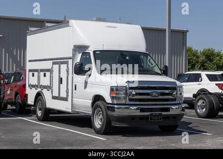 Kokomo - 10 agosto 2025: Ford e-350 SRW Cutaway con Rockport Workport Ended Utility Body. Ford offre la E350 con un motore V8 da 7,3 litri. IL MIO: 2026 Foto Stock