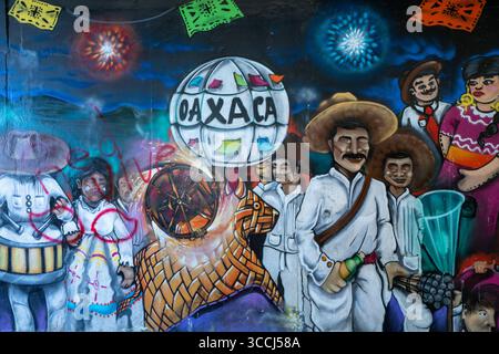 24 novembre 2018, Oaxaca de Juarez, Oaxaca, Messico: Dipinti murali nel tunnel d'ingresso al Guelaguetza Auditorium sulla Fortin Hill, Oaxaca, Messico, raffiguranti ballerini in costume. (Immagine di credito: © Jon G. Fuller / Vwpics/VW Pics via ZUMA Press Wire) Foto Stock