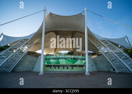 24 novembre 2018, Oaxaca de Juarez, Oaxaca, Messico: L'Auditorium Guelaguetza, simile a una tenda, sulla Fortin Hill, che si affaccia sulla città di Oaxaca, Messico. Sede dell'annuale Festival della danza folcloristica di Guelaguetza. (Immagine di credito: © Jon G. Fuller / Vwpics/VW Pics via ZUMA Press Wire) Foto Stock