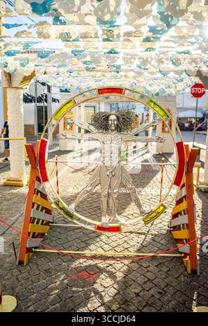 Rappresentazione dell'uomo Vitruviano di Leonardo da Vinci in una strada decorata al festival dei fiori di carta organizzato dalla città di Redondo Foto Stock