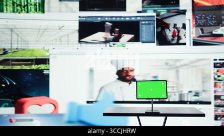 Dispositivo di mockup e interfaccia di siti Web di streaming che combinano feed di video virali. Tablet con schermo isolato davanti al layout dei servizi di distribuzione video, concetto di promozione della navigazione dei contenuti on demand Foto Stock