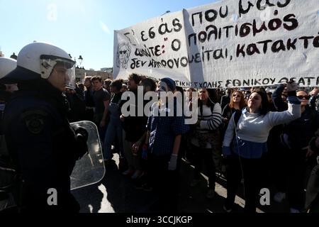 2 febbraio 2023, Atene, Grecia: Gli studenti delle scuole di teatro cantano slogan durante una protesta di attori e artisti durante uno sciopero di 48 ore, fuori dal parlamento greco. Il 2 febbraio l'Unione degli attori greci ha chiesto uno sciopero di monito nazionale di 48 ore per chiedere il ritiro di un decreto presidenziale che classifica i titoli di istruzione di tutti gli artisti come livello non universitario. (Immagine di credito: © Aristidis Vafeiadakis/ZUMA Press Wire) Foto Stock