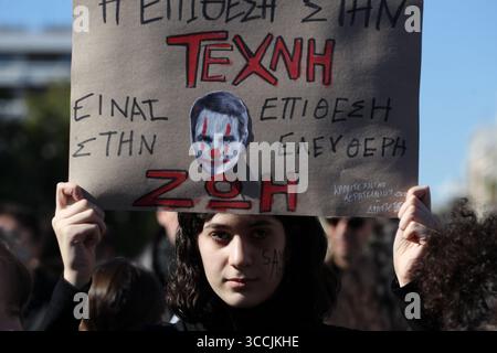 2 febbraio 2023, Atene, Grecia: Gli studenti delle scuole di teatro cantano slogan durante una protesta di attori e artisti durante uno sciopero di 48 ore, fuori dal parlamento greco. Il 2 febbraio l'Unione degli attori greci ha chiesto uno sciopero di monito nazionale di 48 ore per chiedere il ritiro di un decreto presidenziale che classifica i titoli di istruzione di tutti gli artisti come livello non universitario. (Immagine di credito: © Aristidis Vafeiadakis/ZUMA Press Wire) Foto Stock
