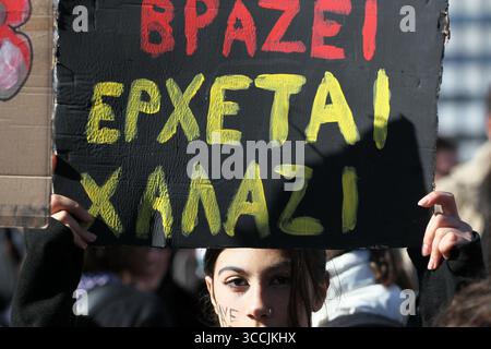 2 febbraio 2023, Atene, Grecia: Gli studenti delle scuole di teatro cantano slogan durante una protesta di attori e artisti durante uno sciopero di 48 ore, fuori dal parlamento greco. Il 2 febbraio l'Unione degli attori greci ha chiesto uno sciopero di monito nazionale di 48 ore per chiedere il ritiro di un decreto presidenziale che classifica i titoli di istruzione di tutti gli artisti come livello non universitario. (Immagine di credito: © Aristidis Vafeiadakis/ZUMA Press Wire) Foto Stock