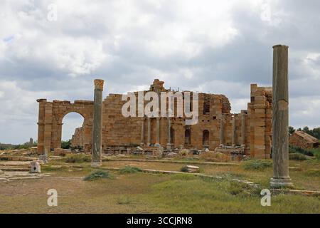 Il Nympheum di Leptis Magna fu costruito per l'arrivo di Settimio Severo nel III secolo Foto Stock