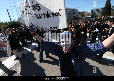 2 febbraio 2023, Atene, Grecia: Gli studenti delle scuole di teatro cantano slogan durante una protesta di attori e artisti durante uno sciopero di 48 ore, fuori dal parlamento greco. Il 2 febbraio l'Unione degli attori greci ha chiesto uno sciopero di monito nazionale di 48 ore per chiedere il ritiro di un decreto presidenziale che classifica i titoli di istruzione di tutti gli artisti come livello non universitario. (Immagine di credito: © Aristidis Vafeiadakis/ZUMA Press Wire) Foto Stock