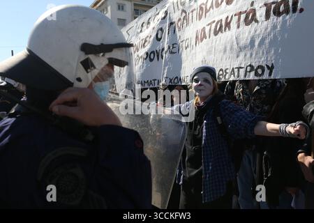 2 febbraio 2023, Atene, Grecia: Gli studenti delle scuole di teatro cantano slogan durante una protesta di attori e artisti durante uno sciopero di 48 ore, fuori dal parlamento greco. Il 2 febbraio l'Unione degli attori greci ha chiesto uno sciopero di monito nazionale di 48 ore per chiedere il ritiro di un decreto presidenziale che classifica i titoli di istruzione di tutti gli artisti come livello non universitario. (Immagine di credito: © Aristidis Vafeiadakis/ZUMA Press Wire) Foto Stock