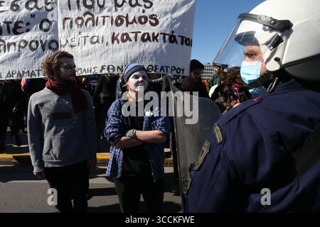2 febbraio 2023, Atene, Grecia: Gli studenti delle scuole di teatro cantano slogan durante una protesta di attori e artisti durante uno sciopero di 48 ore, fuori dal parlamento greco. Il 2 febbraio l'Unione degli attori greci ha chiesto uno sciopero di monito nazionale di 48 ore per chiedere il ritiro di un decreto presidenziale che classifica i titoli di istruzione di tutti gli artisti come livello non universitario. (Immagine di credito: © Aristidis Vafeiadakis/ZUMA Press Wire) Foto Stock