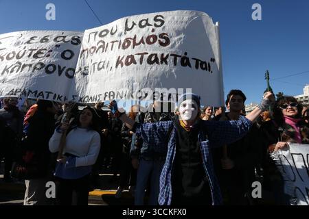 2 febbraio 2023, Atene, Grecia: Gli studenti delle scuole di teatro cantano slogan durante una protesta di attori e artisti durante uno sciopero di 48 ore, fuori dal parlamento greco. Il 2 febbraio l'Unione degli attori greci ha chiesto uno sciopero di monito nazionale di 48 ore per chiedere il ritiro di un decreto presidenziale che classifica i titoli di istruzione di tutti gli artisti come livello non universitario. (Immagine di credito: © Aristidis Vafeiadakis/ZUMA Press Wire) Foto Stock