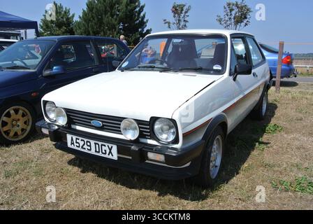 Una Ford Fiesta XR2 del 1983 ha parcheggiato in mostra al salone di auto d'epoca di Exmouth, Devon, Inghilterra, Regno Unito. Foto Stock