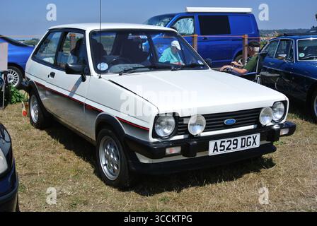 Una Ford Fiesta XR2 del 1983 ha parcheggiato in mostra al salone di auto d'epoca di Exmouth, Devon, Inghilterra, Regno Unito. Foto Stock