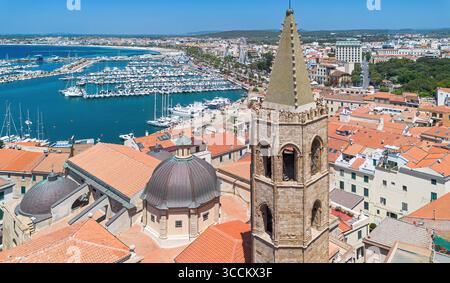 Veduta aerea della Cattedrale di Alghero, una città fortificata fondata dai genovesi sulla costa nord-occidentale della Sardegna, un'isola italiana nel Medit Foto Stock