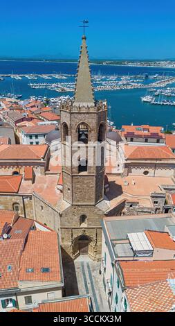 Veduta aerea della Cattedrale di Alghero, una città fortificata fondata dai genovesi sulla costa nord-occidentale della Sardegna, un'isola italiana nel Medit Foto Stock