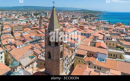 Veduta aerea della Cattedrale di Alghero, una città fortificata fondata dai genovesi sulla costa nord-occidentale della Sardegna, un'isola italiana nel Medit Foto Stock