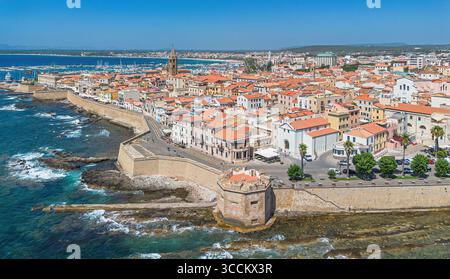 Veduta aerea di Alghero, una città fortificata fondata dai genovesi sulla costa nord-occidentale della Sardegna, un'isola italiana nel Mar Mediterraneo Foto Stock