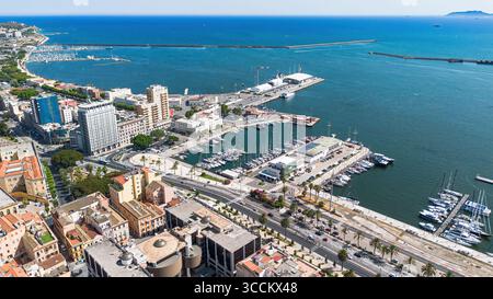 Veduta aerea del porto di Cagliari, capitale della Sardegna, isola italiana del Mar Mediterraneo Foto Stock