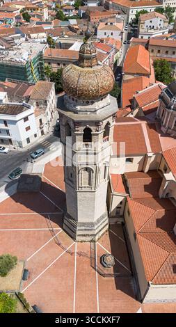 Veduta aerea della Cattedrale di Oristano in Sardegna, Italia - Cattedrale barocca dedicata all'assunzione della Vergine Maria con un campanile sormontato dal b Foto Stock
