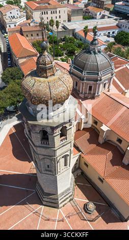 Veduta aerea della Cattedrale di Oristano in Sardegna, Italia - Cattedrale barocca dedicata all'assunzione della Vergine Maria con un campanile sormontato dal b Foto Stock
