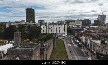 CARDIFF, Regno Unito - 8 AGOSTO 2025 - Vista aerea del Castello di Cardiff e del paesaggio urbano circostante, che mostra la miscela di architettura storica e contem Foto Stock