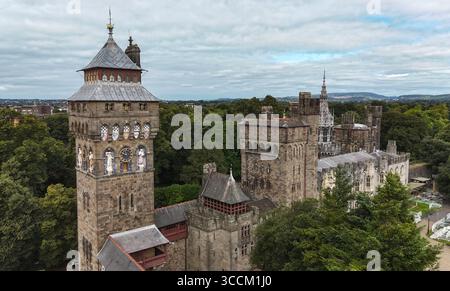 CARDIFF, Regno Unito - 8 AGOSTO 2025 - Vista aerea della storica torre dell'orologio del castello di Cardiff, che mostra la sua complessa architettura e il dominio sul su Foto Stock