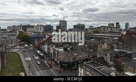 CARDIFF, Regno Unito - 8 AGOSTO 2025 - Vista aerea del centro di Cardiff con cielo nuvoloso che mostra un mix di edifici moderni e vecchi, traffico stradale e pioggia Foto Stock