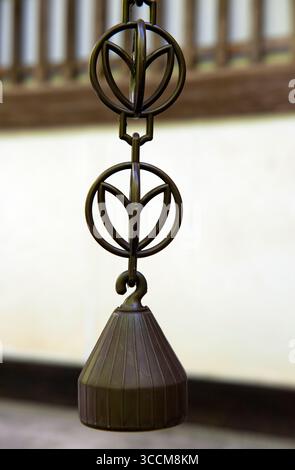Catena di rame giapponese "kusaridoi" (鎖樋): Un elegante sostituto di un tradizionale downspout per guidare la pioggia dalla grondaia a terra in Giappone. Foto Stock