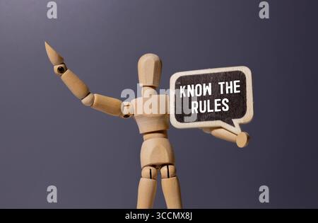 Conoscere le regole: Testo su una nota adesiva. Ideale per materiali didattici, linee guida sulla conformità, normative aziendali e consulenze legali. Nota blu attivata Foto Stock