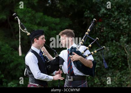 8 luglio 2023, Mount Vernon, Washington, Stati Uniti: Due giovani si preparano a gareggiare in solitaria ai Skagit Valley Highland Games di Mount Vernon, Washington, sabato 8 luglio 2023. (Immagine di credito: © Paul Christian Gordon/ZUMA Press Wire) Foto Stock