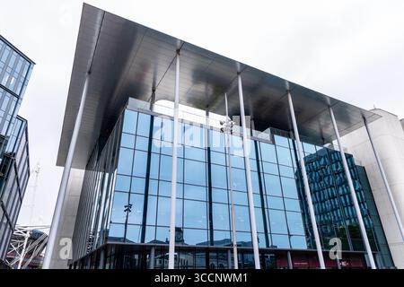 CARDIFF, Regno Unito - 8 AGOSTO 2025 - architettura moderna della sede centrale della BBC Cymru Wales nel centro di Cardiff, con design innovativo e arredo urbano Foto Stock