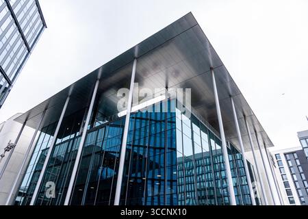 CARDIFF, Regno Unito - 8 AGOSTO 2025 - architettura moderna della sede centrale della BBC Cymru Wales nel centro di Cardiff, con design innovativo e arredo urbano Foto Stock