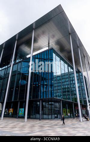 CARDIFF, Regno Unito - 8 AGOSTO 2025 - architettura moderna della sede centrale della BBC Cymru Wales nel centro di Cardiff, con design innovativo e arredo urbano Foto Stock
