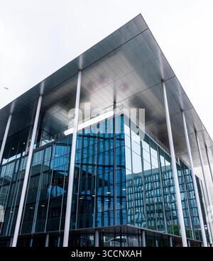 CARDIFF, Regno Unito - 8 AGOSTO 2025 - architettura moderna della sede centrale della BBC Cymru Wales nel centro di Cardiff, con design innovativo e arredo urbano Foto Stock