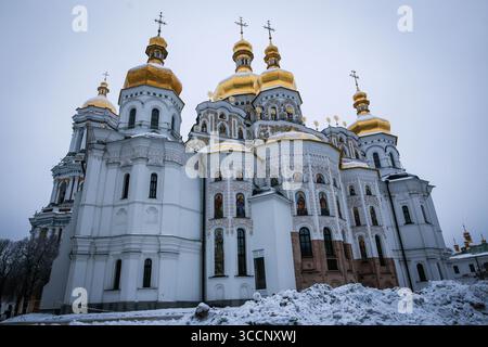 30 dicembre 2018 - Kiev, Kiev, Ucraina - la Lavra delle Grotte di Kiev è sotto la giurisdizione della Chiesa ortodossa Ucraina (autonoma all'interno del Patriarcato di Mosca). Risalente all'XI secolo, è il monastero più prestigioso dell'Ucraina. Progettato per competere con la chiesa di Santa Sofia di Costantinopoli, la cattedrale di Santa Sofia a Kiev simboleggia la "nuova Costantinopoli", capitale del principato cristiano creata nell'XI secolo in una regione evangelizzata dopo il battesimo di San Vladimir nel 988. L'influenza spirituale e intellettuale del Kievo-Pechersk lav Foto Stock