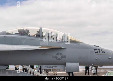 6 luglio 2023, Oceano Pacifico: Il pilota di un EA-18G Growler della Marina degli Stati Uniti saluta l'equipaggio della cabina di pilotaggio pochi istanti prima del lancio dalla cabina di pilotaggio della portaerei USS Carl Vinson, CVN-70. Un saluto è il segnale diurno che il pilota e l'aereo sono pronti per il lancio. Gli aviatori studenti, che pilotavano F/A-18 Super Hornets, EA-18G Growlers e F-35C Lightning IIS, stavano conducendo missioni di qualificazione dei vettori (CQ) come parte del loro addestramento. (Immagine di credito: © David Barak/ZUMA Press Wire) Foto Stock