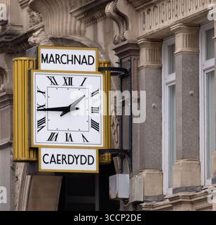 CARDIFF, Regno Unito - 8 AGOSTO 2025 - grande orologio all'aperto che mostra l'ora e il nome di Cardiff, annesso a un edificio nel centro della città Foto Stock