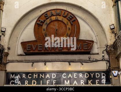 CARDIFF, Regno Unito - 8 AGOSTO 2025 - Vecchio orologio arrugginito che mostra l'ora dell'Everite all'ingresso del mercato di Cardiff in Galles, Regno Unito Foto Stock